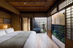 Llit o llits en una habitació de Nazuna Kyoto Gosho