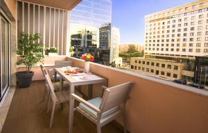 d'un balcon avec une table, des chaises et une fenêtre. dans l'établissement QUAD 2, à Lisbonne