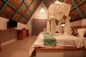 Postel nebo postele na pokoji v ubytování Makarma Resort Lombok