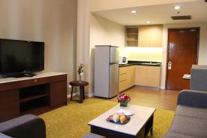 A cozinha ou kitchenette de Summit Parkview Yangon