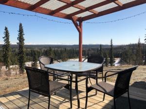 Alaska Home Rental في سولدوتنا: طاولة وكراسي على فناء مع اطلالة