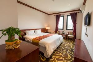 Una televisión o centro de entretenimiento en HOANG TRUNG HOTEL - Cô Tô