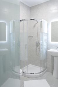 W łazience znajduje się prysznic i umywalka. w obiekcie Perla Hotel Halkidiki w mieście Kallithea