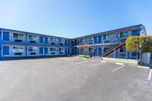 un aparcamiento vacío frente a un edificio en SureStay Hotel by Best Western Seaside Monterey, en Seaside