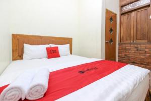 Postel nebo postele na pokoji v ubytování RedDoorz near AMIKOM Yogyakarta 2