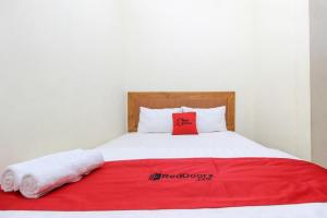 Postel nebo postele na pokoji v ubytování RedDoorz near AMIKOM Yogyakarta 2