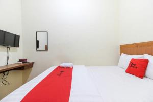 Postel nebo postele na pokoji v ubytování RedDoorz near AMIKOM Yogyakarta 2