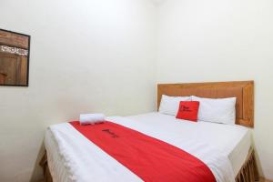 Postel nebo postele na pokoji v ubytování RedDoorz near AMIKOM Yogyakarta 2