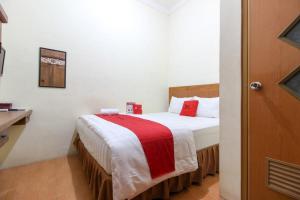 Postel nebo postele na pokoji v ubytování RedDoorz near AMIKOM Yogyakarta 2