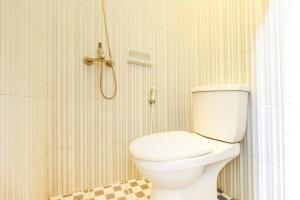 Koupelna v ubytování RedDoorz near AMIKOM Yogyakarta 2
