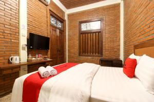 Postel nebo postele na pokoji v ubytování RedDoorz near AMIKOM Yogyakarta 2