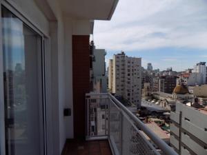 einen Balkon mit Stadtblick in der Unterkunft Gaurez in Buenos Aires
