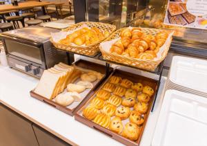 una panetteria con molti tipi diversi di prodotti da forno esposti di Hotel IL Verde Kyoto a Kyoto