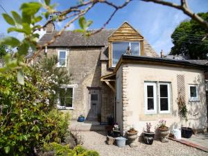 una casa con una ventana encima en Hope Cottage, en Stroud