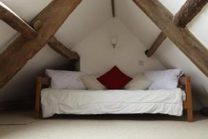 een bed in het midden van een zolder bij Hope Cottage in Stroud