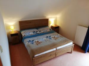 プジェドニー・ヴィートニにあるApartment Veronikaのベッドルーム1室(ベッド1台、ランプ2つ、テーブル2台付)