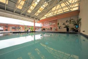 a large swimming pool in a hotel room at Parkside Motel & Licensed Restaurant in Ayr
