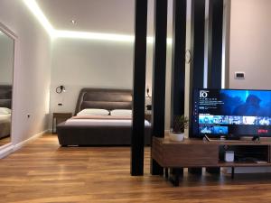 Телевизор и/или развлекательный центр в Skanderbeg Square Center Apartments