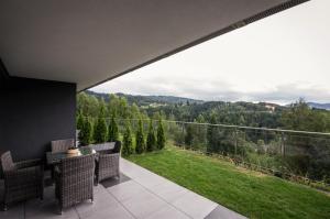 een balkon met uitzicht op een groene tuin bij ApartView Premium by Rent like home in Wisła