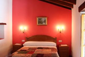 A bed or beds in a room at Posada Sobrevilla