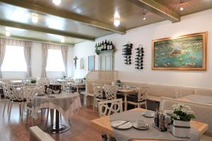 un ristorante con tavoli e sedie e un dipinto sul muro di Gasthof "Zur Kanne" a Markt Sankt Florian