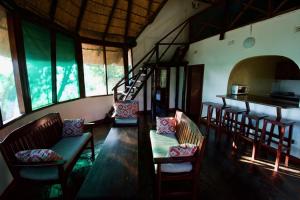 Kiambi Safaris Lodge tesisinde bir oturma alanı