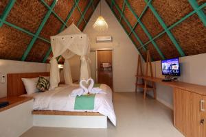 Tempat tidur dalam kamar di Makarma Resort Lombok
