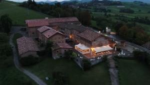 - une vue aérienne sur une grande maison éclairée dans l'établissement Agriturismo Cavazzone, à Regnano