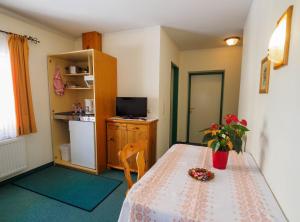 um pequeno quarto com uma mesa e uma cozinha em Haus Winkler em Filzmoos