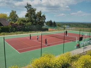 Tennis ja/või seinatennis majutusasutuses Chambres d'hôtes du Port aux Cerises või selle läheduses