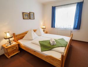 um quarto com uma cama com uma toalha verde em Haus Winkler em Filzmoos