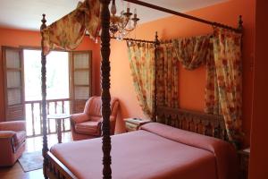 A bed or beds in a room at Posada Sobrevilla