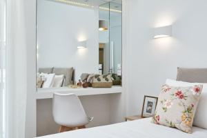 A bed or beds in a room at Luxurious Spacious Apt next to Hilton Hotel