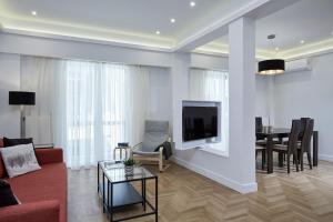 A television and/or entertainment centre at Luxurious Spacious Apt next to Hilton Hotel