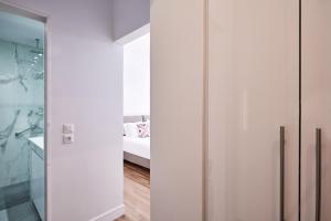 Ένα ή περισσότερα κρεβάτια σε δωμάτιο στο Luxurious Spacious Apt next to Hilton Hotel