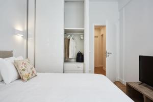 Ένα ή περισσότερα κρεβάτια σε δωμάτιο στο Luxurious Spacious Apt next to Hilton Hotel