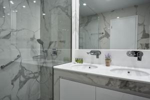 Ένα μπάνιο στο Luxurious Spacious Apt next to Hilton Hotel