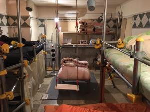 Cette chambre comprend des lits superposés avec un sac suspendu au plafond. dans l'établissement ILA Hakushu Guesthouse, à Hokuto