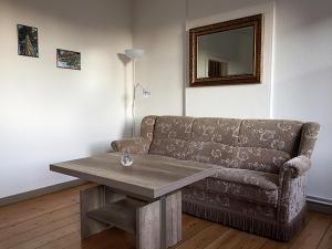 een woonkamer met een bank en een tafel bij Ferienwohnung Elly in Altefähr