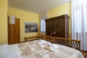 Un pat sau paturi într-o cameră la Ve-nice Suite Rialto View RT-12
