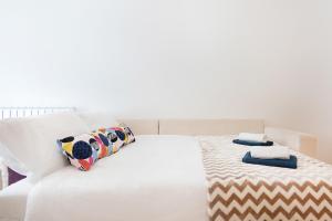 Posteľ alebo postele v izbe v ubytovaní Cute and Sunny Studio in Zagreb with Balcony & Free Parking