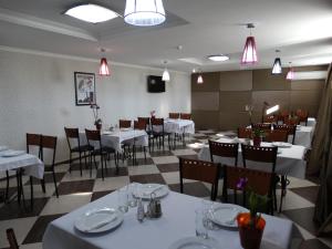 Ein Restaurant oder anderes Speiselokal in der Unterkunft Hotel Laeti-Zhaiyk 