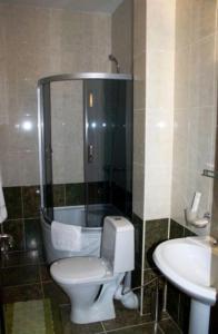 Ein Badezimmer in der Unterkunft Hotel Laeti-Zhaiyk