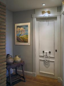 una puerta en una habitación con una pintura y una mesa en Hotel Santa Maria de Alquezar, en Alquézar