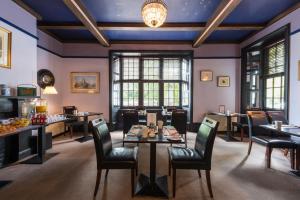 A restaurant or other place to eat at Knockomie Hotel 