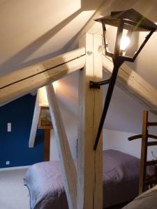 Caudryにある29 color'appartの屋根裏のベッド上のライト