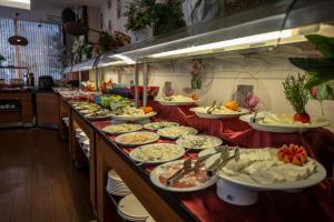 una linea di buffet con molti piatti di cibo di Gaziantep Plaza Hotel a Gaziantep