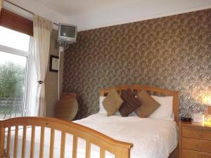 A bed or beds in a room at Manor View 