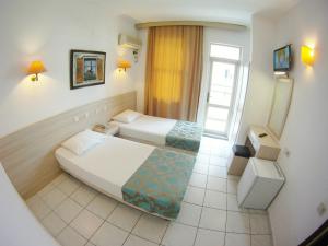 Postel nebo postele na pokoji v ubytování Kleopatra Carina Hotel