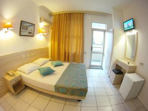 Postel nebo postele na pokoji v ubytování Kleopatra Carina Hotel